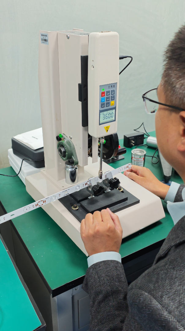 led透镜粘接固定uv胶：推力测试