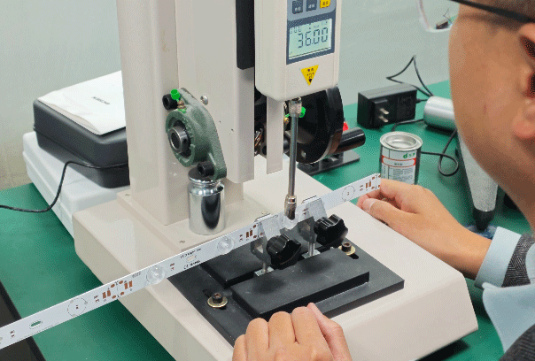 东信帮客户解决LED透镜粘接固定问题